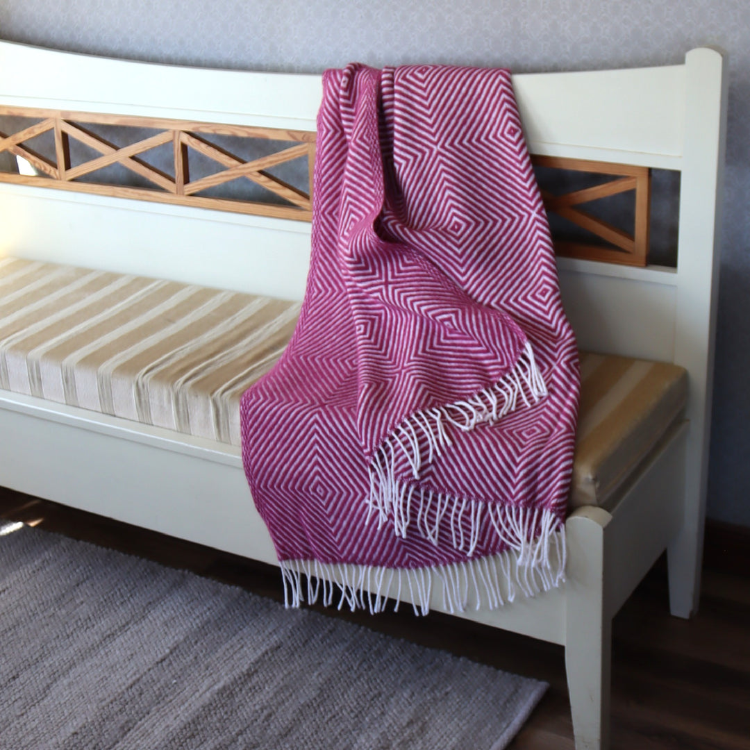 Rombimustriga pleed