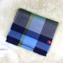 Lataa kuva Galleria-katseluun, Ruuduline beebialpaka villane sall
