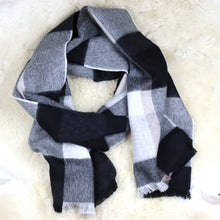 Lataa kuva Galleria-katseluun, Ruuduline beebialpaka villane sall
