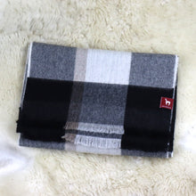 Lataa kuva Galleria-katseluun, Ruuduline beebialpaka villane sall
