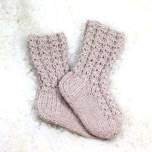 Vauvan sukat pitsikuvioisella resorilla